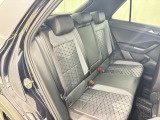安全性と快適性を追求した、少し硬めのシート。 これは長時間の運転や渋滞などの状況でも、身体の疲労度が少ないことを求めたものです。