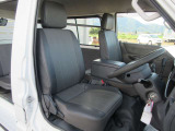 中古自動車販売士とは、販売店店員の認定制度です。中古車業界の健全化をめざし活動しているJU(一般社団法人 日本中古自動車販売協会連合会)が実施しています。