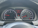 視認性の高いメーター類が、運転に必要な情報を的確に伝えます。速度やエンジン回転数などを一目で確認できる設計です。