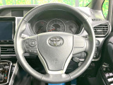 【純正革巻きステアリング】上質な革を使用することで、手にしっかり馴染みとても運転しやすいハンドルです♪