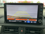 【リアカメラ】リバースに入れるだけで後方の映像が映ります。安全確認や、狭い駐車場での車庫入れ、雨の日や夜間など視界の悪い時に便利です。安全にバックする為には欠かせない装備です。