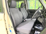 運転席まわりには十分なスペースがあり、大柄な方でもゆったり運転していただける環境です。