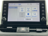 使いやすいインターフェースで、快適なドライブをサポート。ラジオやUSB接続など、様々なメディアに対応しています。
