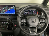 【ハンドル】運転にかかわる様々な操作を安全に行えるように視点移動が少なく操作性に配慮されたスイッチ類が凝縮されたコックピットです。