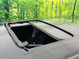 【サンルーフ】開放感たっぷりの希少装備、サンルーフが装着されています!車内に明かりを取り入れたり景色を楽しむ以外にも、車内の空気も簡単に換気できて快適です!
