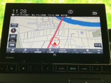見やすい地図表示で、目的地までスムーズに案内。渋滞情報もリアルタイムで確認でき、最適なルートを選択できます。運転に集中できる安心感も魅力です。