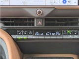 左右独立オートエアコン装備。運転席・助手席でそれぞれお好みの温度設定が可能です。