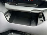 運転席アッパーボックス★USB電源ソケットが中にございます♪