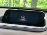 【12.3インチマツダコネクト】車内の雰囲気にマッチした大型ディスプレイ。スマホ接続でのナビ使用やBluetooth再生等、様々な機能が楽しめます。直感的なダイヤル操作が可能で、使い勝手も良好です。