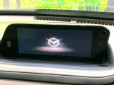 【8.8インチマツダコネクト】車内の雰囲気にマッチした大型のディスプレイ。スマホ接続でのナビ使用やBluetooth再生等、様々な機能が楽しめます。直感的なダイヤル操作が可能で、使い勝手も良好です。