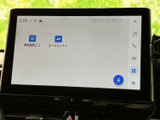 高精細なディスプレイが、快適なドライブをサポートします。使いやすいインターフェースで、スムーズな操作が可能です。