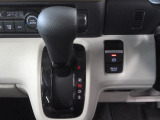 インパネシフトだから視線の移動も少なく足元もスッキリ。運転席もゆったりしているのでゆとりを持ってドライブできますね。