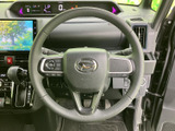 握りやすいステアリングは、運転の楽しさを引き立てます。操作性にも優れており、スムーズなハンドリングを実現。快適な運転をサポートします。