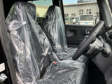 運転席からの視界は良好で、運転に集中できます。シートカバーで保護されており、車内を清潔に保てます。