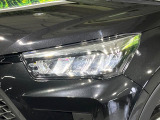 【LEDヘッドライト】悪天候や夜間走行時も良好な視界を確保し安心して運転できる高輝度LEDヘッドライトを装備!点灯速度が早く、消費電力も抑えられています。