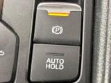 【電動パーキングブレーキ】パーキングブレーキは便利な電動式!ボタン一つで操作でき、アクセルを踏めば自動で解除されます♪レバーやペダルが無いので運転席廻りもすっきりしますね♪