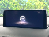 【10.25インチマツダコネクト】車内の雰囲気にマッチした大型ディスプレイ。スマホ接続でのナビ使用やBluetooth再生等、様々な機能が楽しめます。直感的なダイヤル操作が可能で、使い勝手も良好です。