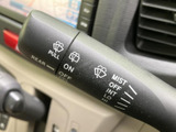 雨天時でもクリアな視界を確保できるワイパーレバー。直感的な操作で、運転の安全性を高めます。様々な状況に対応可能です。