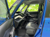 運転席からの眺めは、広々として開放的。操作しやすい配置で、快適なドライビングをサポートします。視認性も良好です。