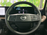 握りやすい形状で、快適なドライビングをサポート。操作ボタンを配置し、運転中の操作をスムーズに行えます。