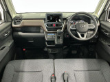【インパネ】運転のしやすさを最優先に設計された見晴らしの良いフロントビュー。車両間隔が掴みやすく狭い道でも安心♪「安全」と「品質」を最優先に、安心してお乗りいただけるクルマを提供いたします。