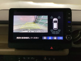 バックギアに入れますとご覧のような画像に自動的に切り替わります。車庫入れ時に役立ちます。