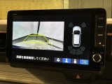 リバースギアに入れるだけで後方の表示へ切り替わります。夜間や雨の日の駐車も楽になりますよ。