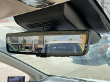 車両後方のカメラ映像をミラー面に映し出すので、車内の状況や、天候などに影響されずクリアな後方視界が得られます。