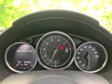 視認性の高いメーターで、運転に必要な情報をしっかり確認できます。走行距離やエンジン回転数を一目で把握し、快適なドライブをサポートします。