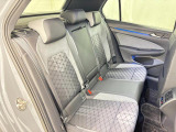 安全性と快適性を追求した、少し硬めのシート。 これは長時間の運転や渋滞などの状況でも、身体の疲労度が少ないことを求めたものです。