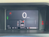 視認性の高いメーター類が運転をサポート。デジタル表示で、車両情報や走行データを分かりやすく確認できます。走行距離も明確に表示されています。