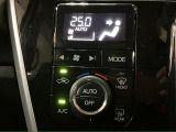 オートエアコン(プッシュ式)操作しやすいプッシュ式コントロールパネルを採用しております。 ♪