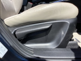 運転席にはドライバーの体型や好みに応じて前後方向だけでなく、高さの調整ができるシートリフターを装備!