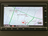 目的地までスムーズに案内。高精細な地図表示で、初めての道でも安心してドライブを楽しめます。わかりやすいインターフェースも魅力です。