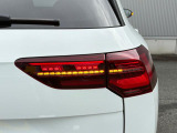 LEDテールランプ(ダイナミックターンインジケーター付き)特徴的な配光パターンによって後続車からの視認性が高まり、万一の追突の危険性を軽減します。
