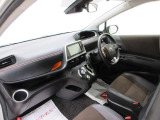 ダイハツのお店では、ダイハツ車を知り尽くしたプロフェッショナルが、専用の診断機器を使って各システムを点検しております。