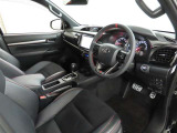 シンプルで使いやすいデザインの運転席です。