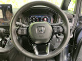 握りやすいステアリングは、運転操作をスムーズにします。快適なドライビングポジションを実現し、長距離運転でも疲れにくいです。