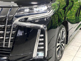 【シーケンシャルターンランプ付きLEDヘッドライト】人気の『流れるウィンカー』付きのLEDヘッドライトを装備♪高級感はもちろん、点灯時は存在感たっぷりで他車からも認識されやすく安心です。