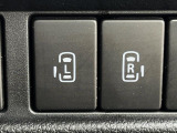 【両側パワースライドドア】スマートキーや運転席のスイッチで後席両側スライドドアの開閉が可能♪電動だから力を入れてドアを開ける必要が無く、小さなお子様でも簡単に開け閉めでき快適です♪