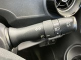 操作しやすいウインカーレバー。スムーズな操作で、安全な車線変更をサポートします。直感的に操作できるので、運転に集中できます。