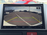 後方確認をサポートするモニター画面。駐車時の安全性を高め、狭い場所でもスムーズな駐車をアシストします。
