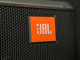 【JBLサウンドシステム】メーカーオプションの高品位サウンドシステムを搭載。専用のチューニングが施された大小様々なスピーカーから良質なサウンドが奏でられ、臨場感あふれる音響空間を演出します。
