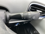 操作しやすいウインカーレバー。スムーズな操作で、安全な車線変更をサポートします。指先ひとつで快適に操作できます。