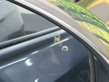 【ブラインドスポットインフォメーション】走行中、ドアミラーの死角になりやすい箇所に後続車が接近するとサイドミラー付近に警告を表示、ドライバーに注意喚起をしてくれます。