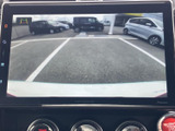 後方確認モニターは、駐車時の安全性を高め、狭い場所でも映像をクリアに確認しながら運転できます。