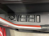 パワーウィンドウスイッチで運転席から全席の窓の開閉ができます♪