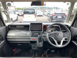 ドライバーシートからの眺めは、前方視界が広く、運転に集中できます。シンプルで操作しやすいインストルメントパネルが快適なドライブをサポートします。