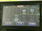 多彩な機能を備えたモニター画面。車両情報や設定変更など、様々な操作を集中して行えます。