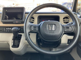 握りやすいステアリングは、長距離運転でも疲れにくい設計です。操作性にも優れ、快適なドライビングをサポートします。スポーティーな印象も与えます。